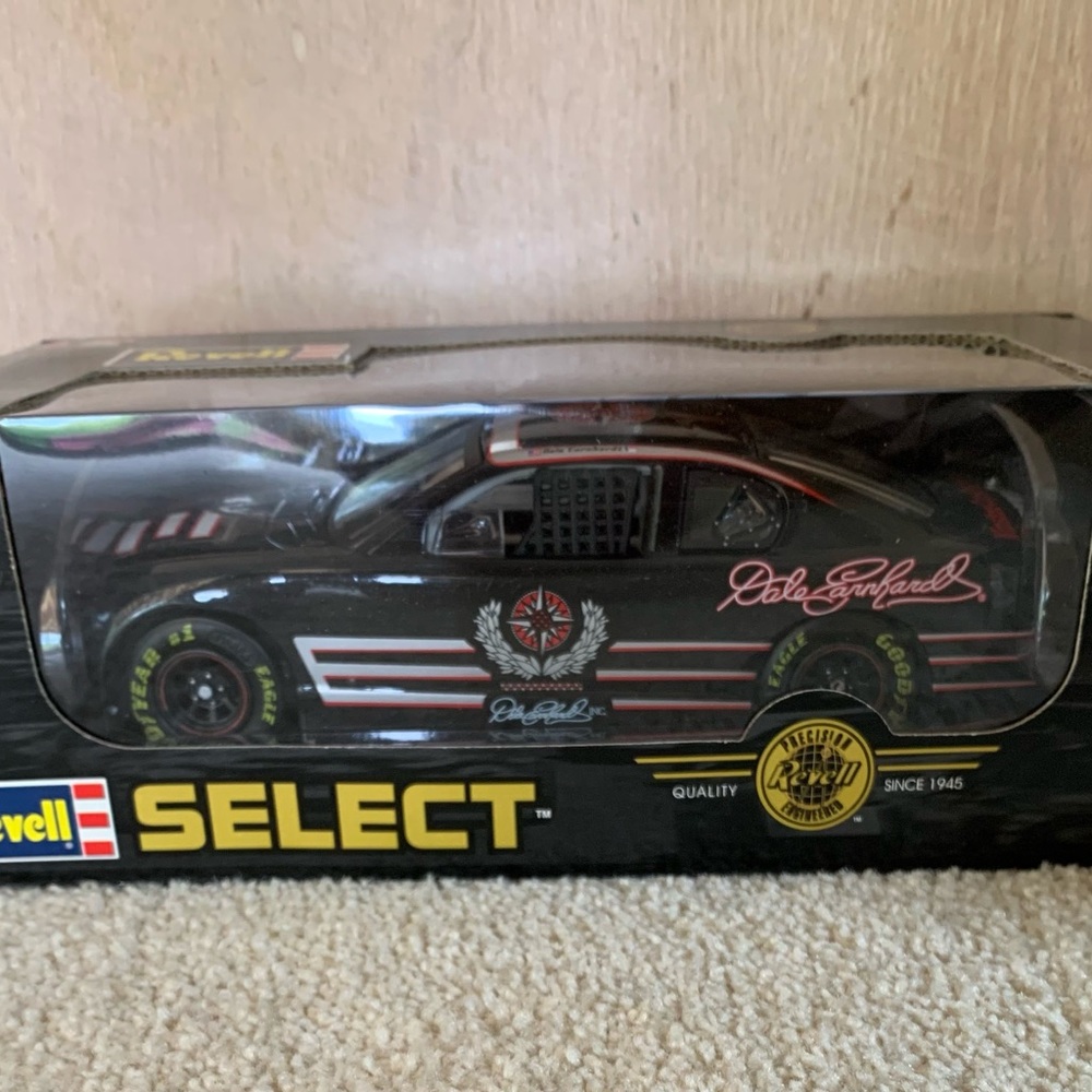 Dale Earnhardt
1:24 Revell Select Diecast Replica Diecast 
Limited Ed. NASCAR